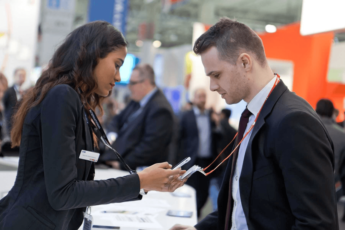 Customer servise staff helping a attendee 