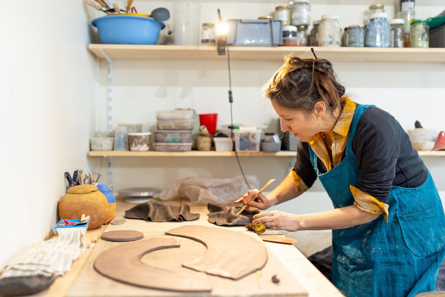estelledel dans son atelier de céramique à Tours en cours de création  de modelage