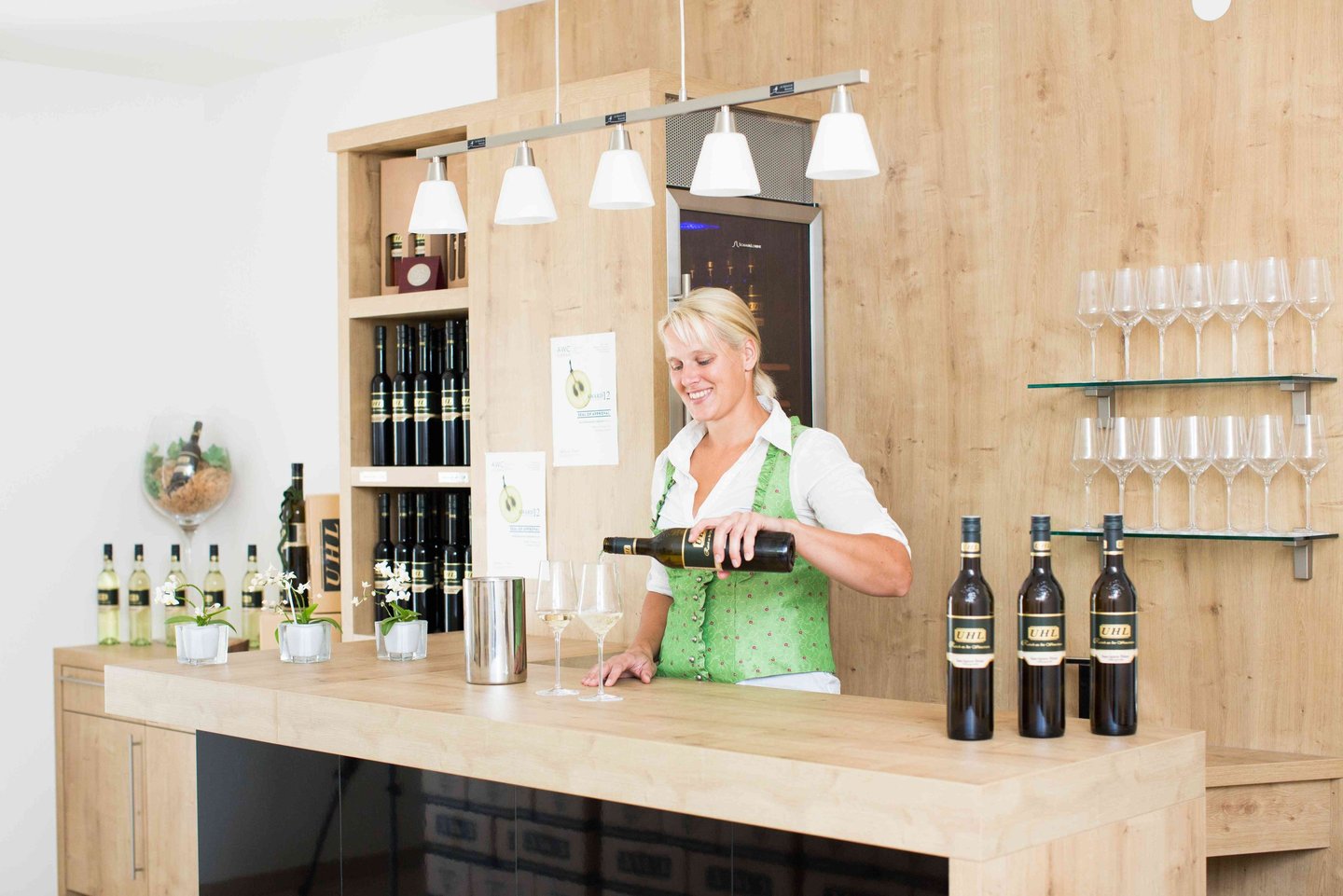 Frau die Wein einschenkt