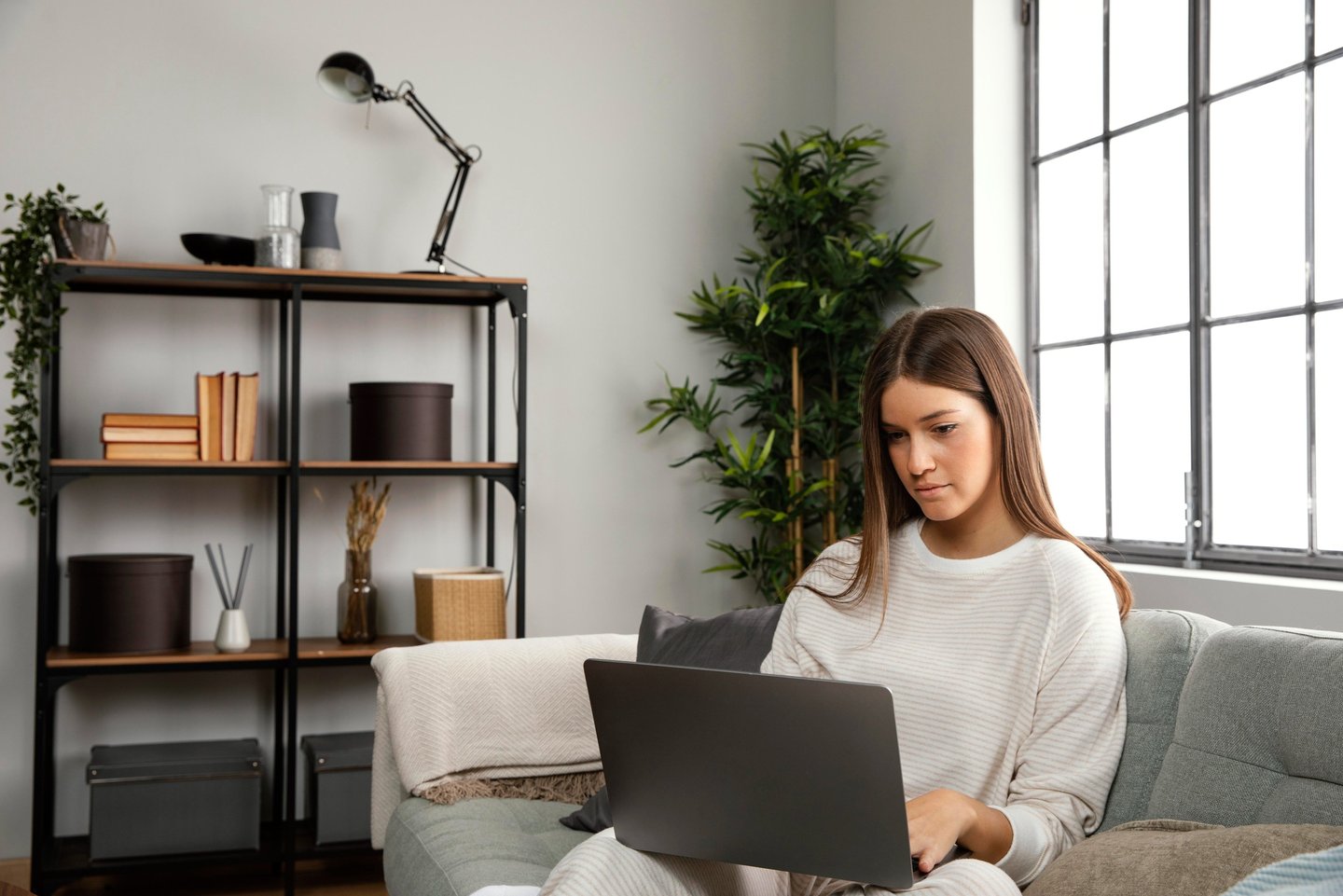 Mujer en home office con laptop y ambiente de bienestar laboral