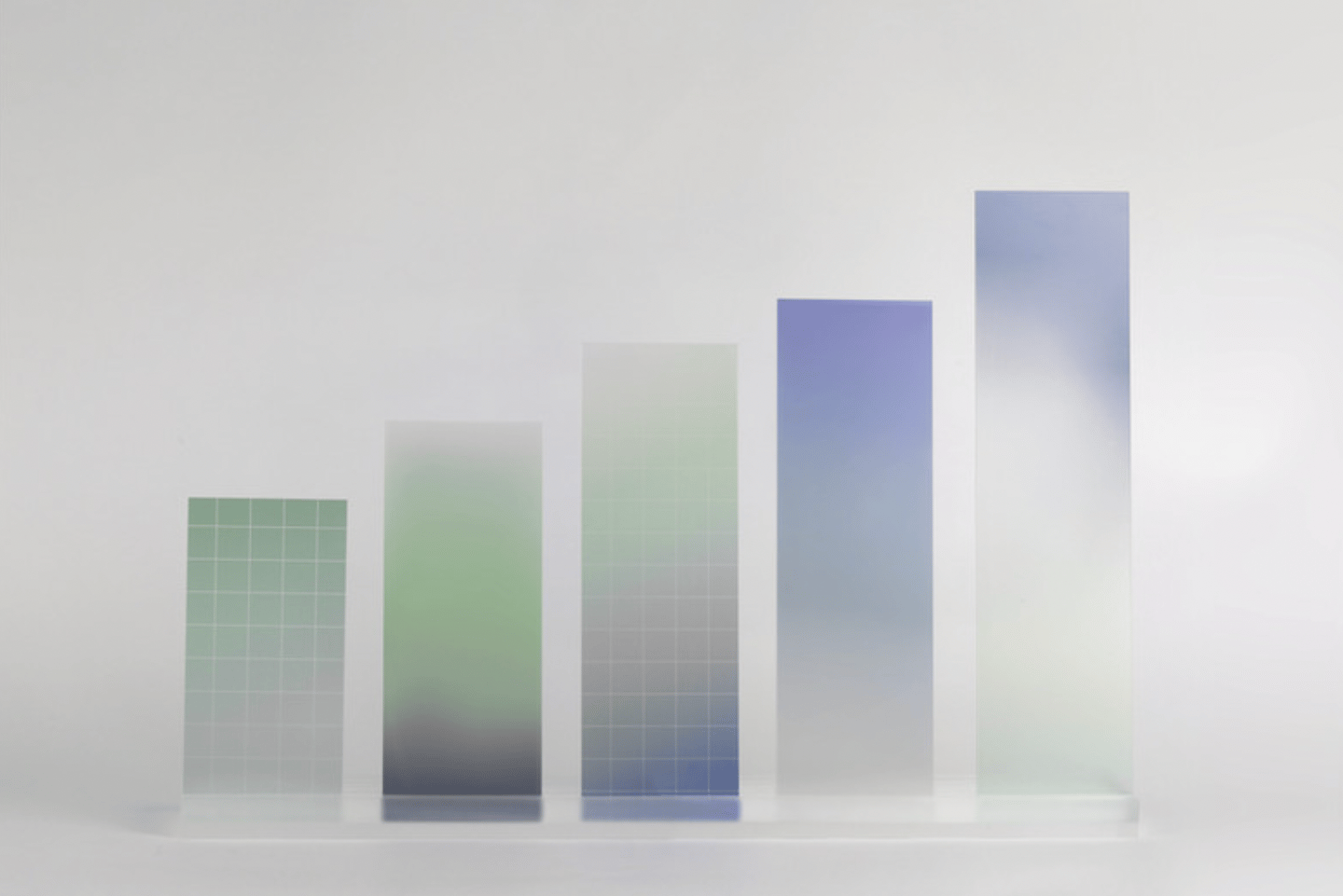 Un graphique à barres et translucide avec des dégradés verts et bleus illustrant la croissance