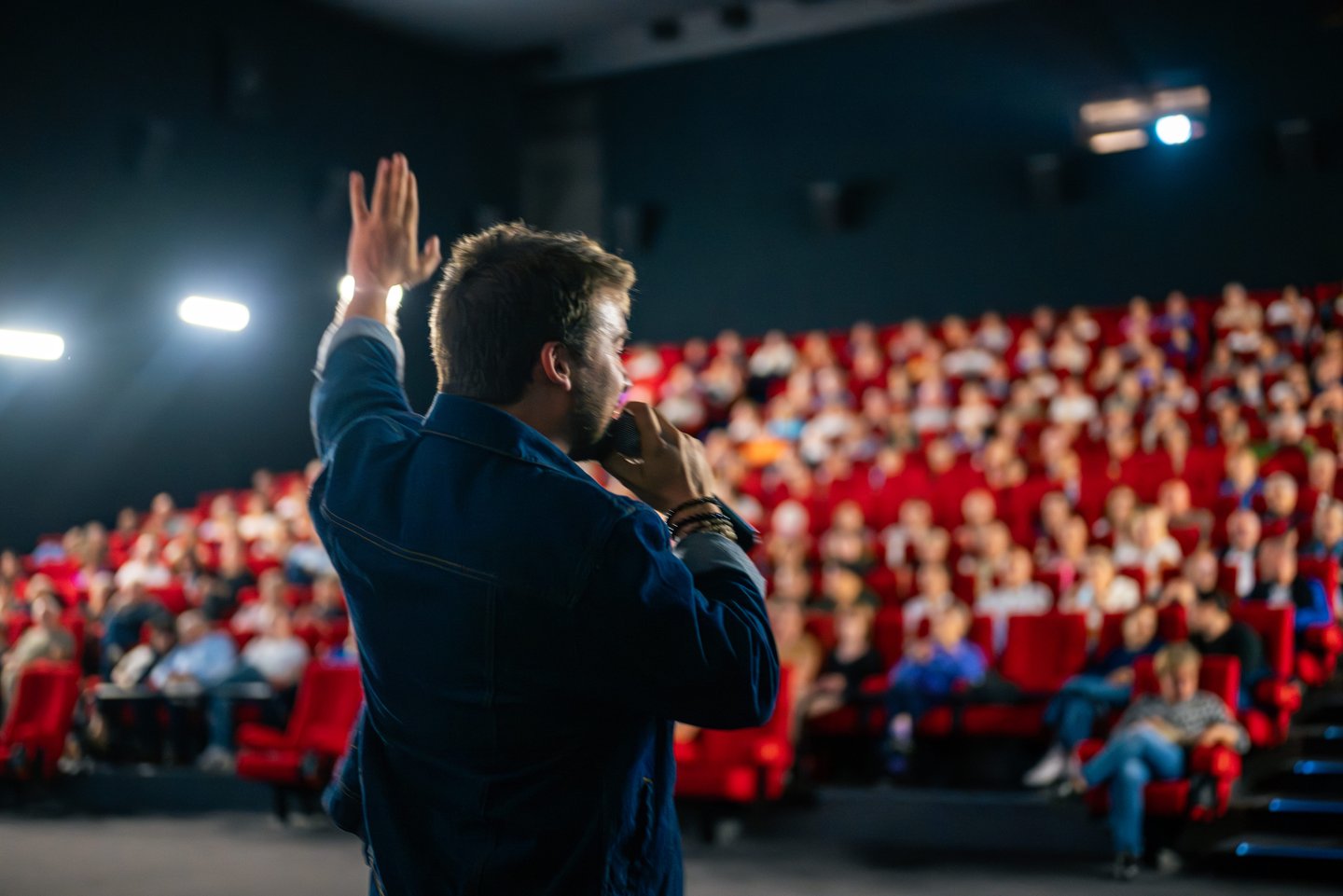 Aurélien Cailloce, animateur professionnel lors d'une avant-première dans un cinéma face public