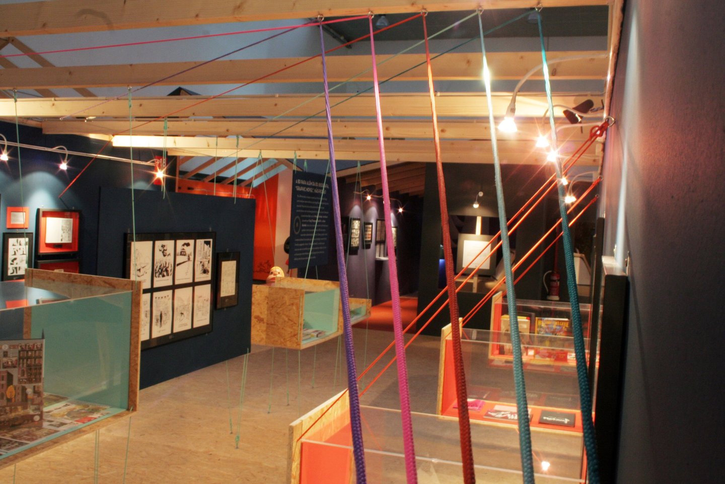 Die Spannung der Seile hält alle Ausstellungselemente von einer sichtbaren „Gravitationskraft".