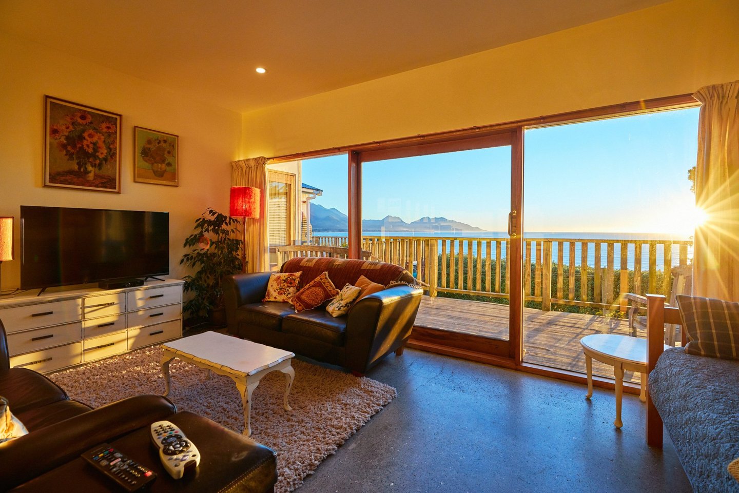 The Cottage lounge with ocean and mountain views in Kaikōura