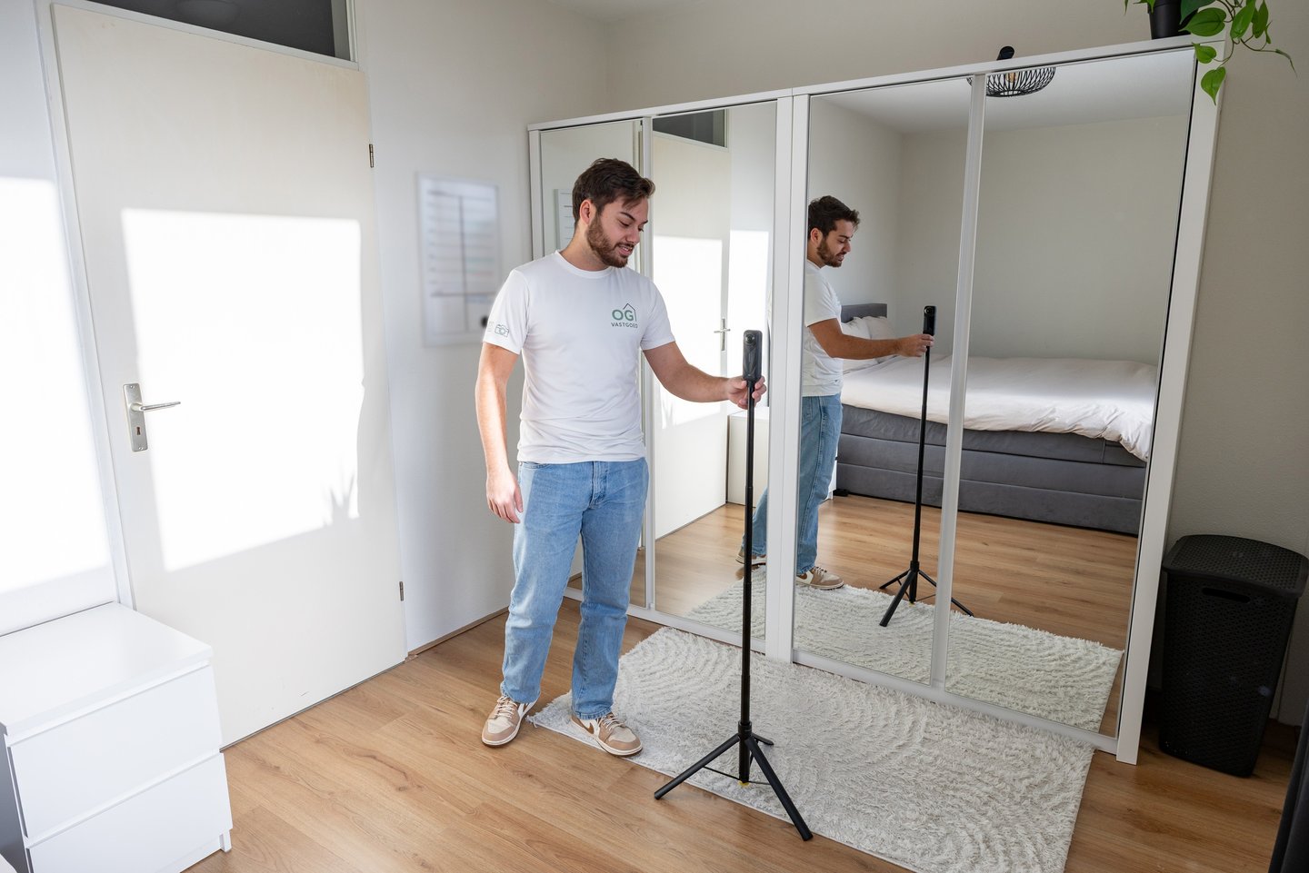 Medewerker van OG Vastgoed zet een 360°-camera klaar voor woningpresentatie