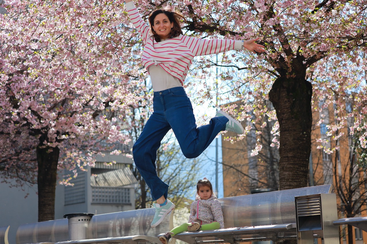 Persona che salta in primavera