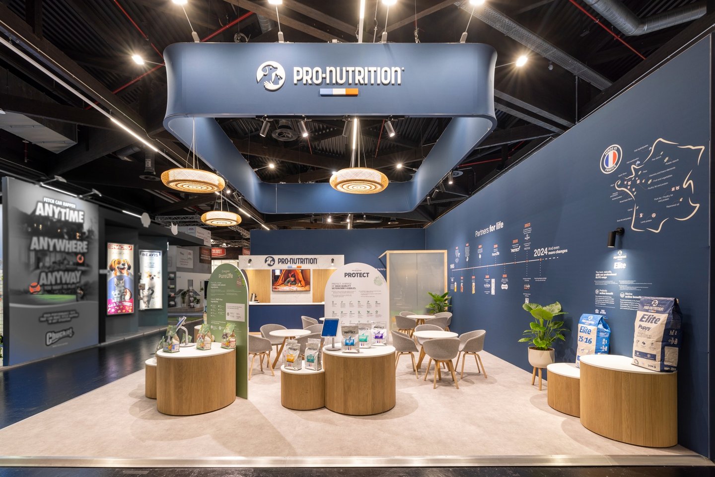 Création et modélisation 3D du stand Interzoo de la marque Sopral, spécialisé en nourriture pour animaux par Tuuk studio