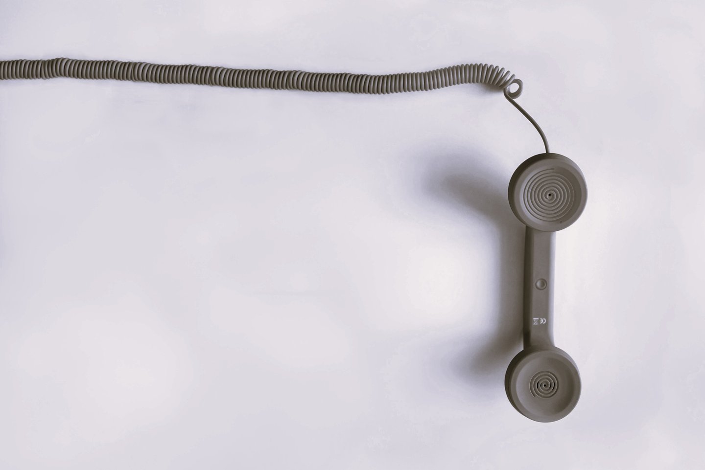 Photo en noir et blanc d'un téléphone, symbole de contact et d'appel