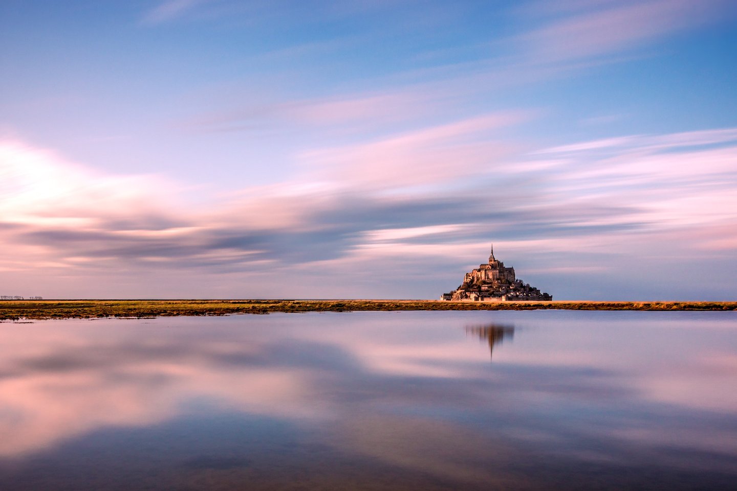Photo couleur originale de Anthony Leclerc du Mont Saint Michel en pose longue