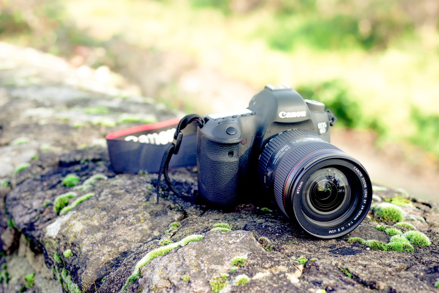 Appareil photo canon posé sur une pierre