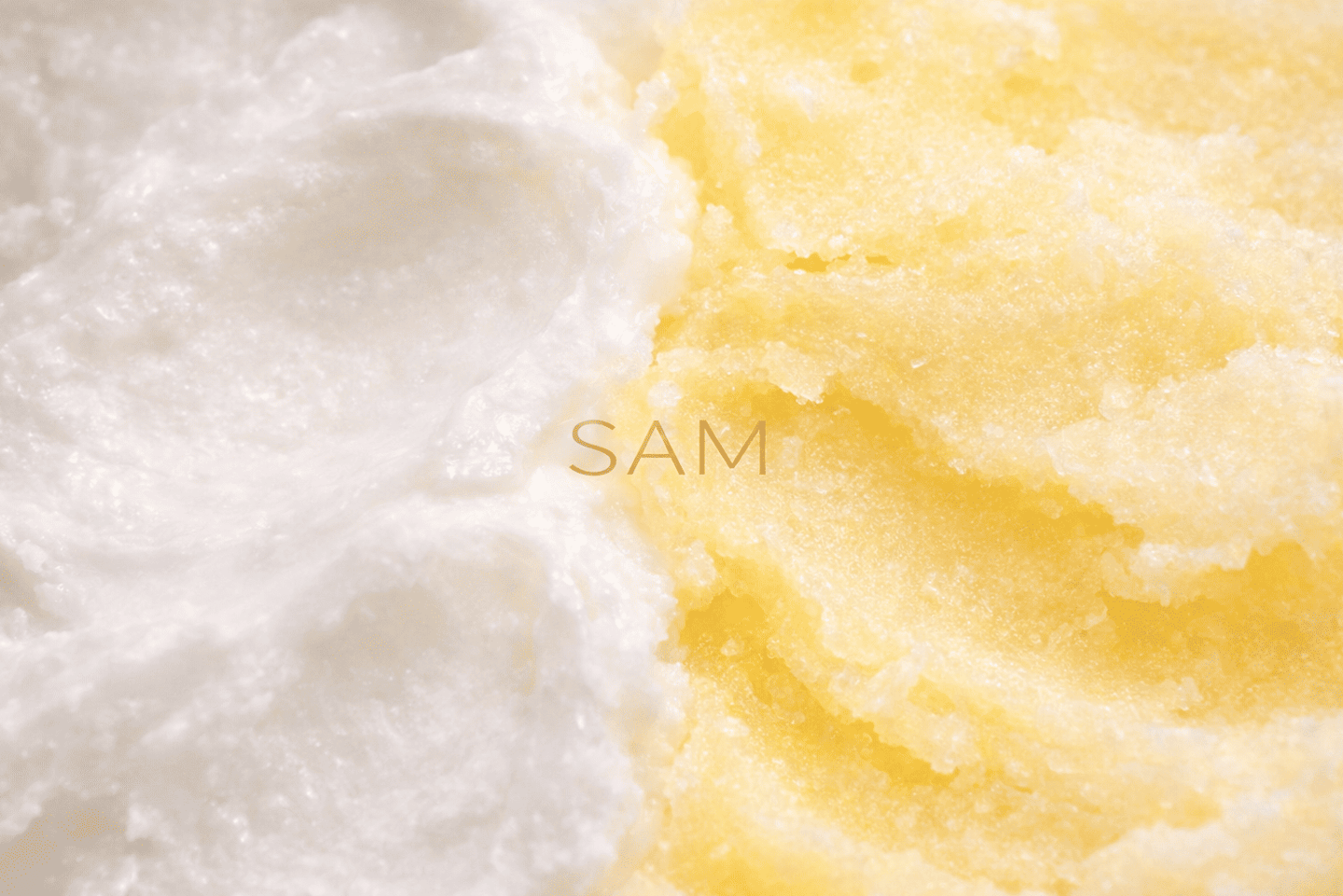 Fondo abstracto en tonos blanco y dorado con el logotipo de SAM Cosméticos al centro.