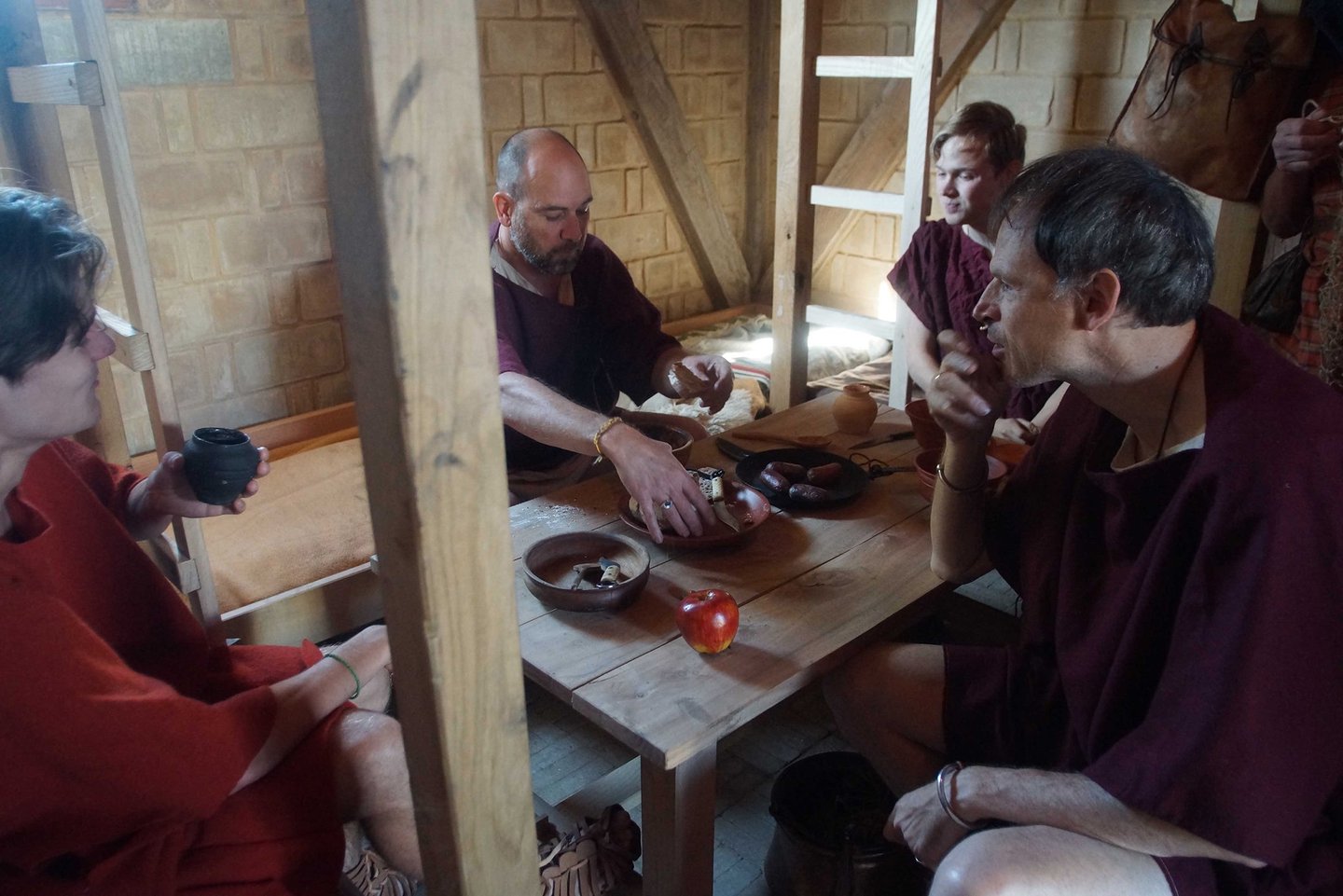 Romeinse reenactors lunchen in de barak © Gemina project