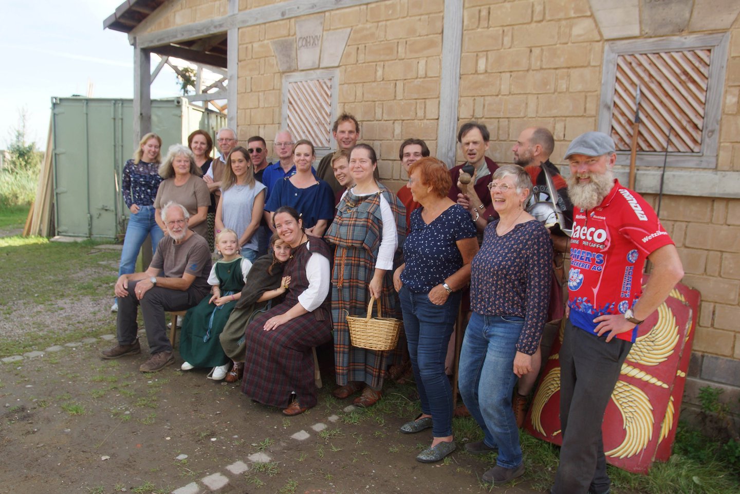 Groepsfoto team met reenactors en bezoekers Romeinenluch © Gemina project