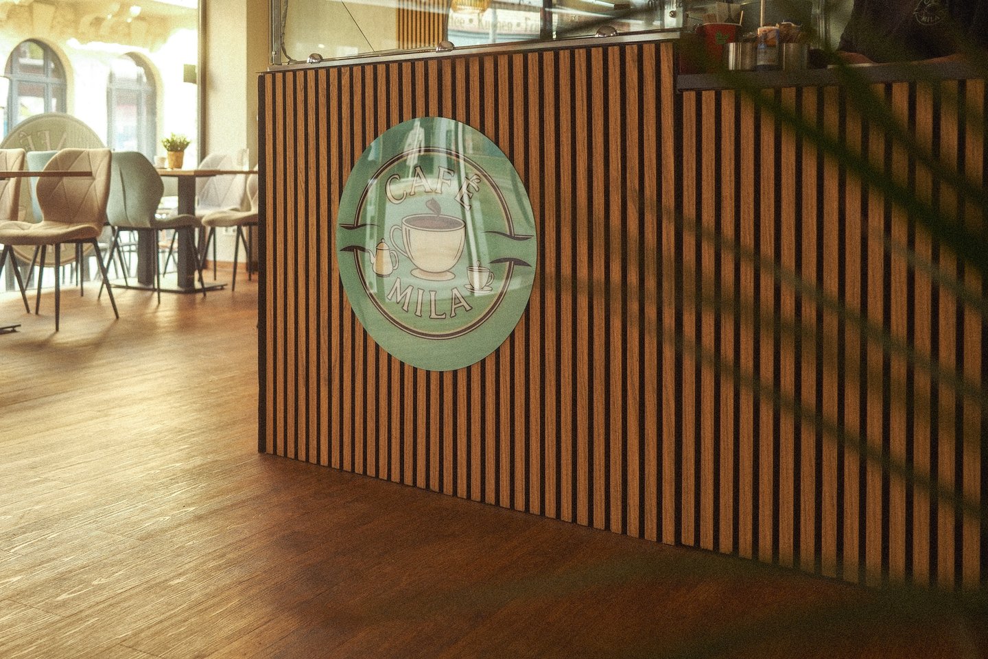 Brand Fotografie Rheine: Moderne Holztheke mit Café Mila Logo.