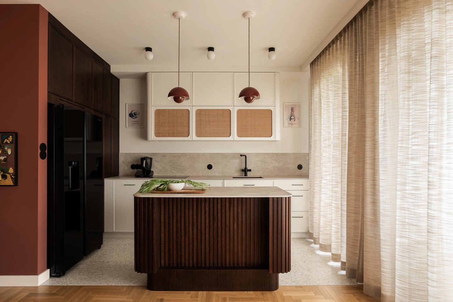 Fotografia architektury: układ funkcjonalny kuchni z wyspą.