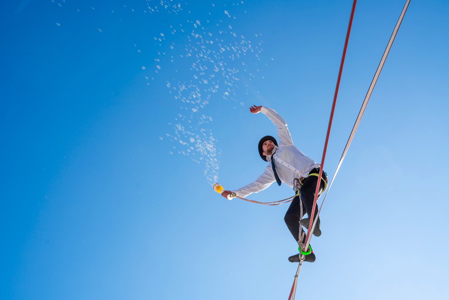 Antonin fait le show lors de la prestation de highline pour la station de Passy Plaine Joux