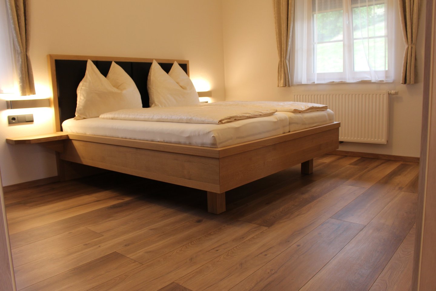 Schlafzimmer mit Doppelbett