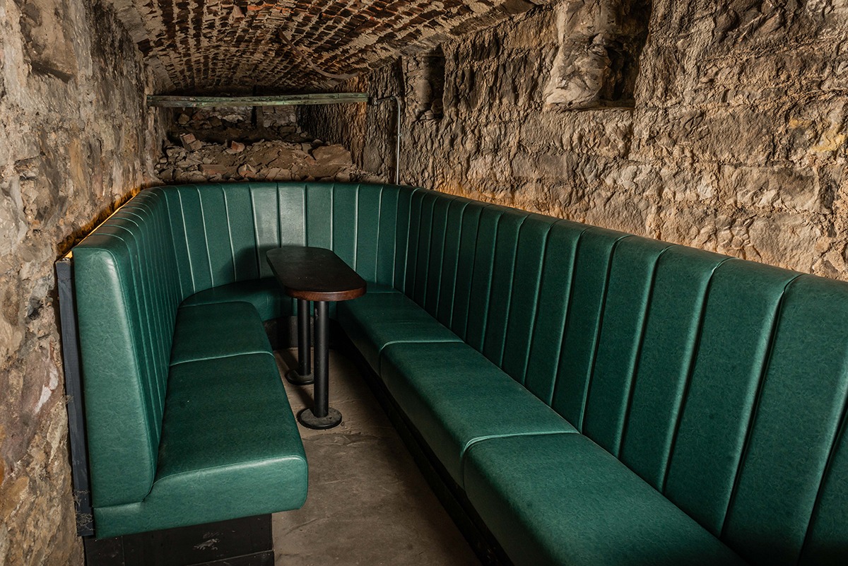 underground close in Edinburgh transformed into a whisky tasting room