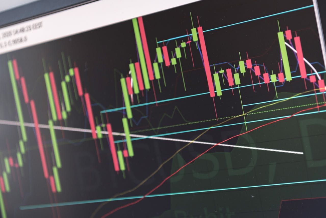 Day Trading vs. Swing Trading in Forex: Which Strategy Wins in 2025?