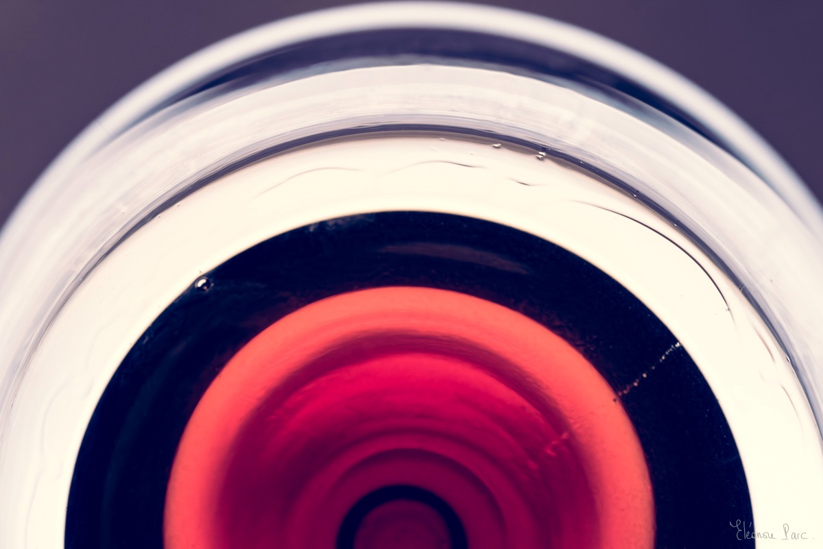 Vagues lumineuses dans un verre de vin, résonance cosmique et fluidité vibrante