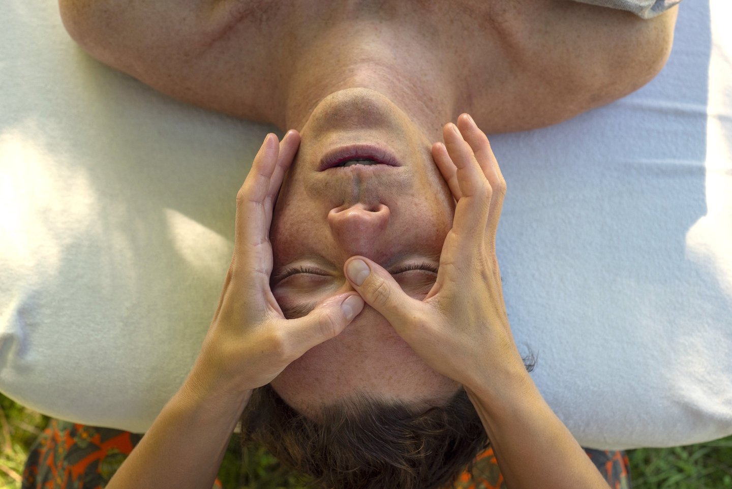 Massage myofacial liftant du visage sur un homme