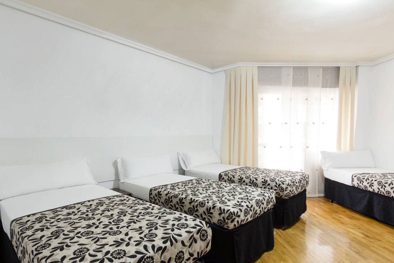 Habitación con baño privado para grupos pequeños en Logroño