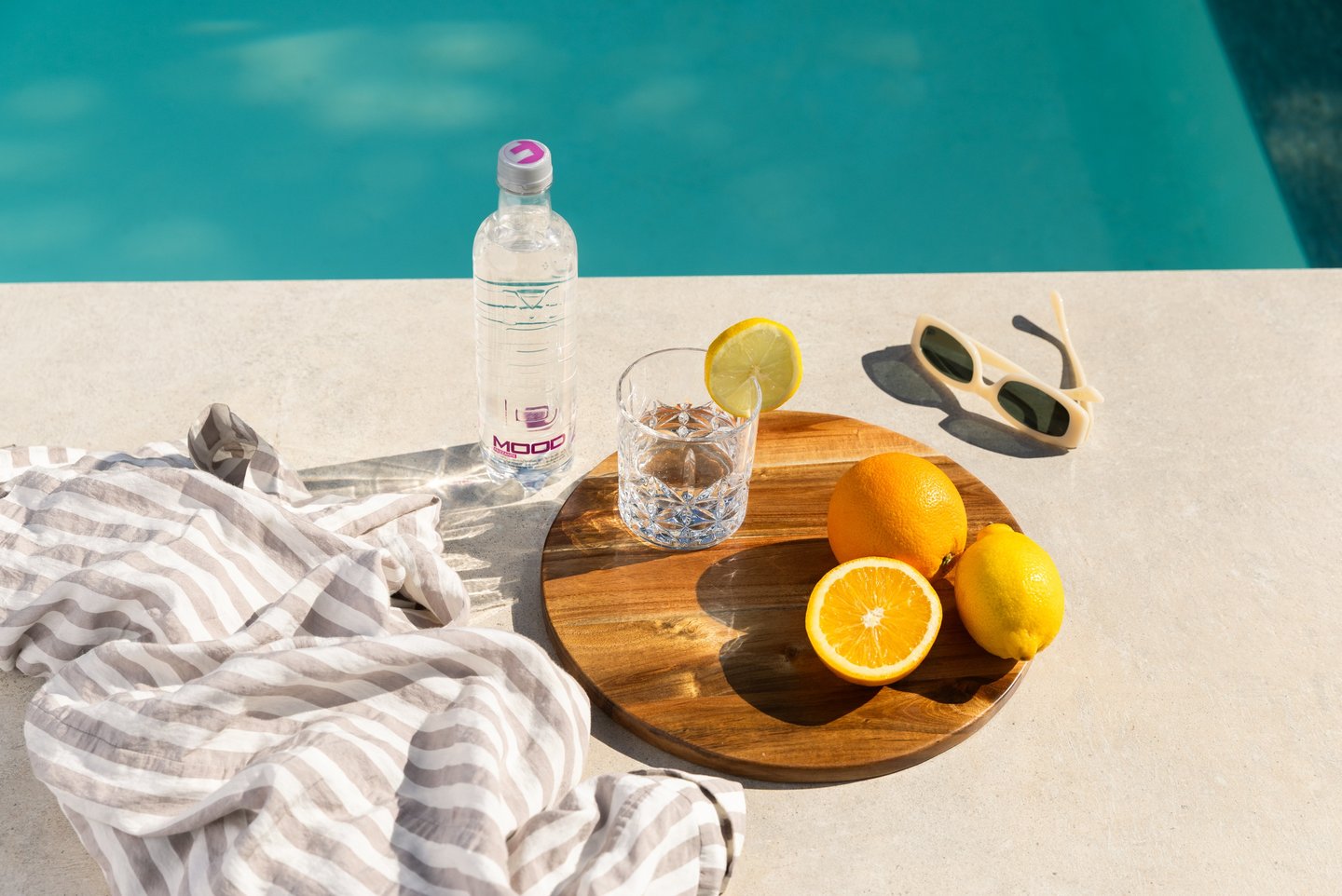 bottiglia d'acqua di design con bicchiere e limoni