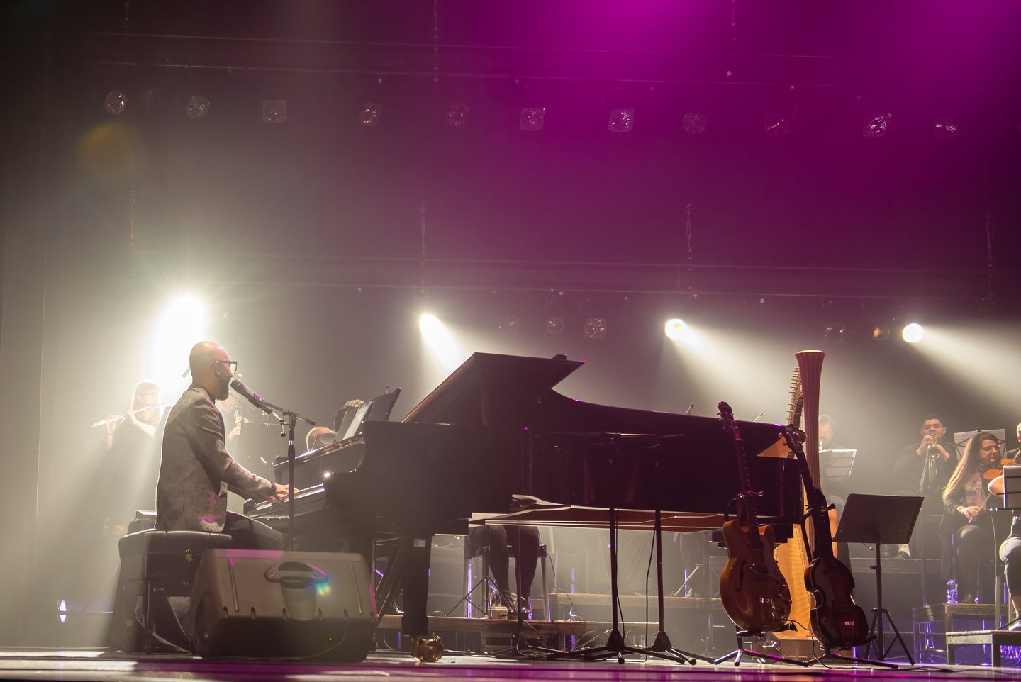 David De Mata playing a piano in a concert