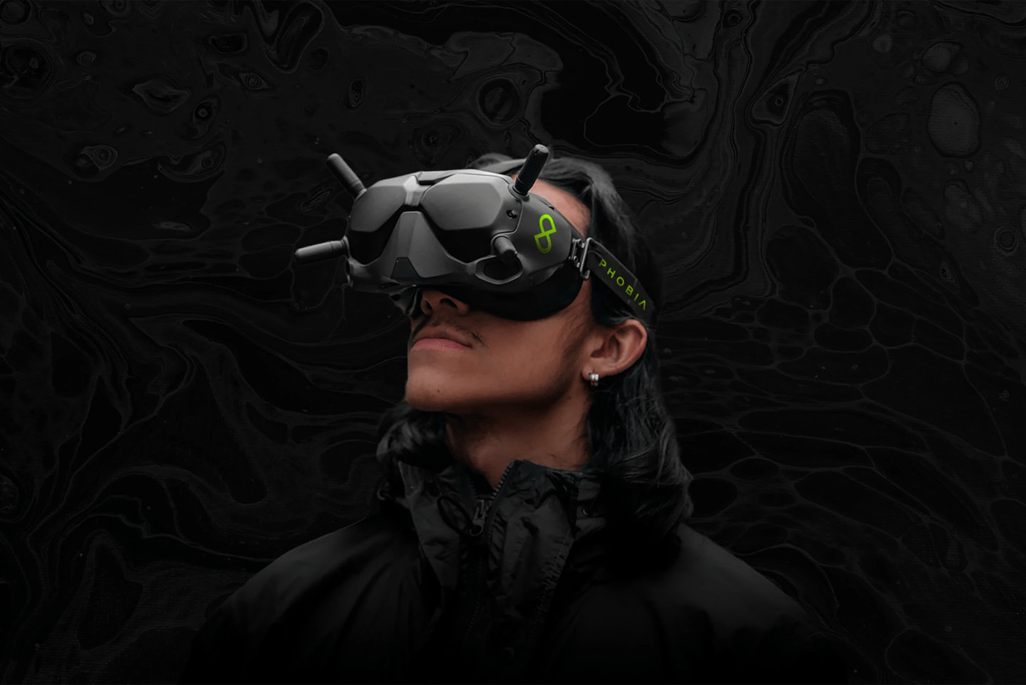 Chico usando unas gafas de realidad virtual sobre fondo negro