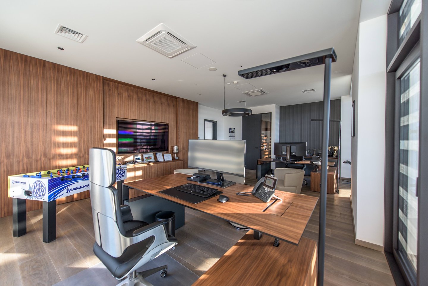 biuro interjeras su viniline sienu danga