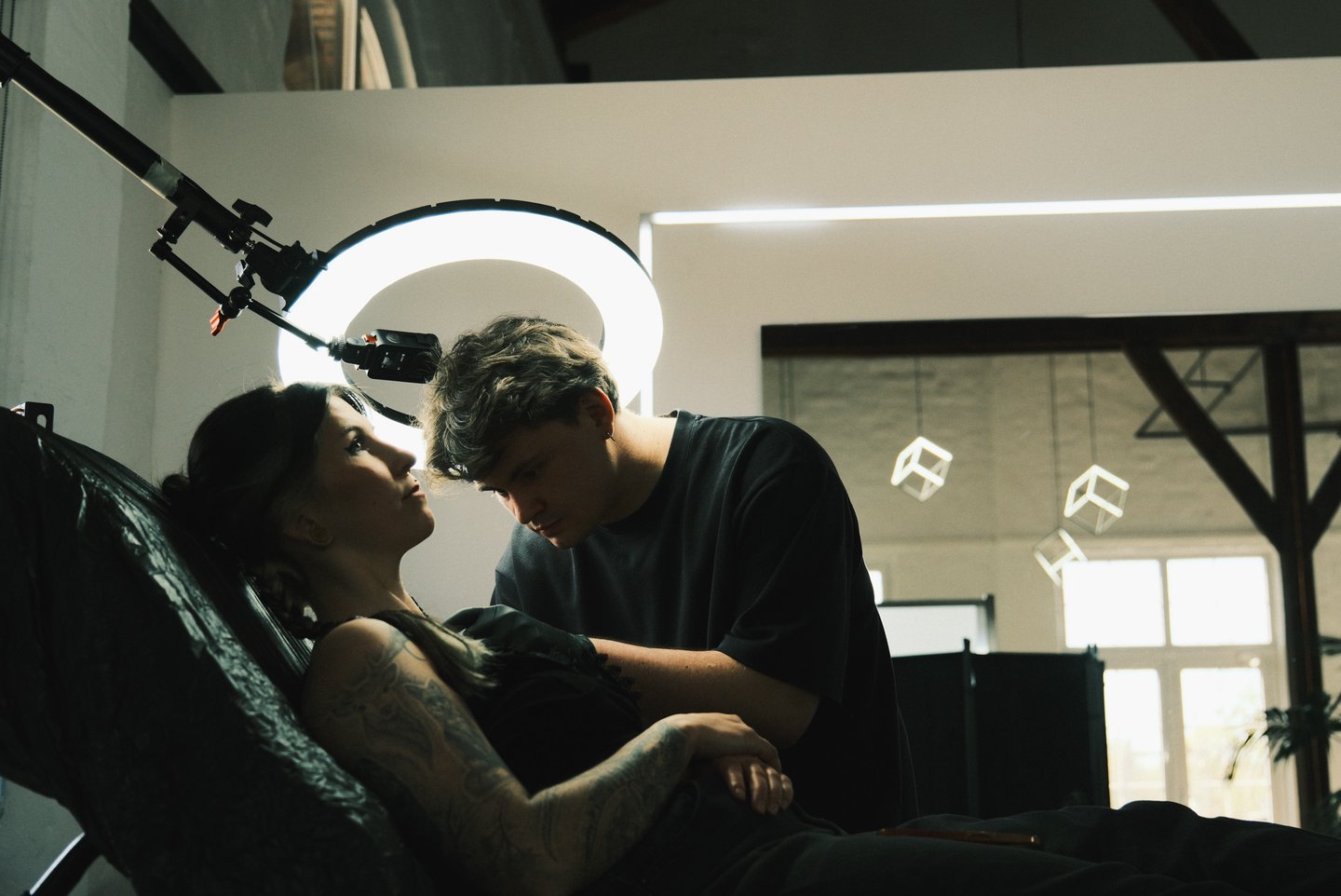 Tattoo Studio Ibbenbüren – Tätowierer bei der Arbeit, Hals Tattoo im Stichpunkt Studio