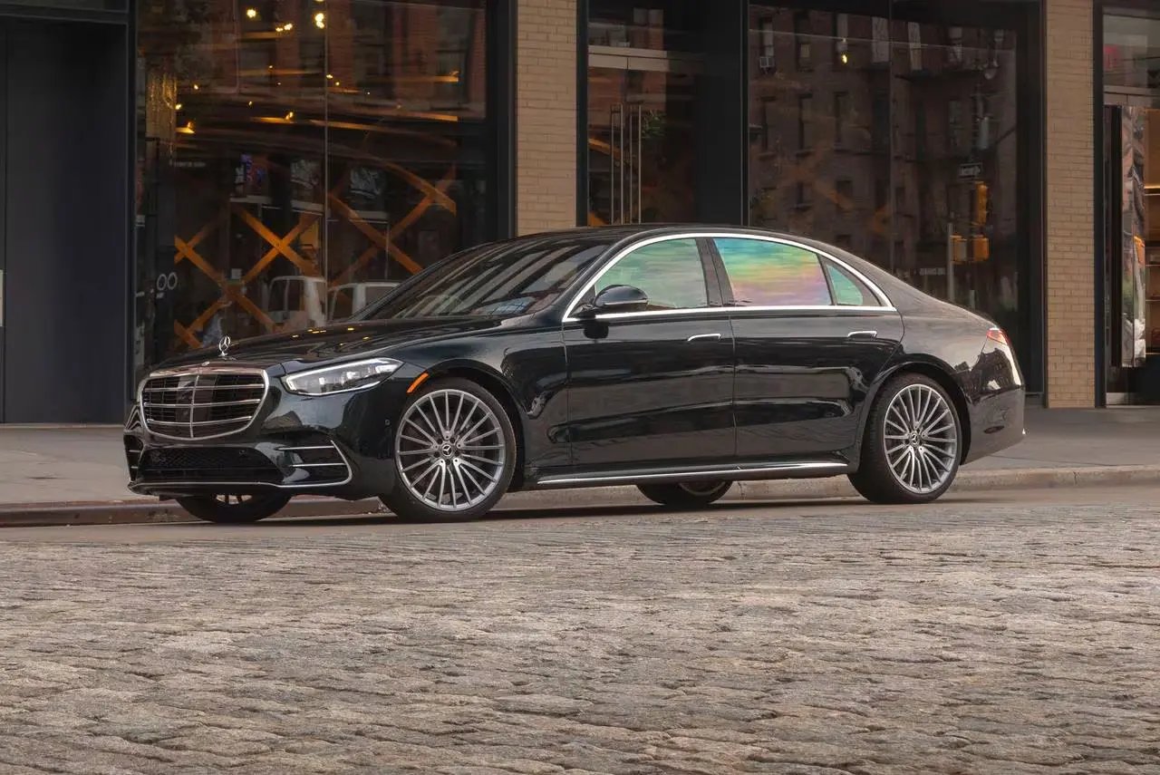 Luxury sedan chauffeur service for Niagara Falls travel