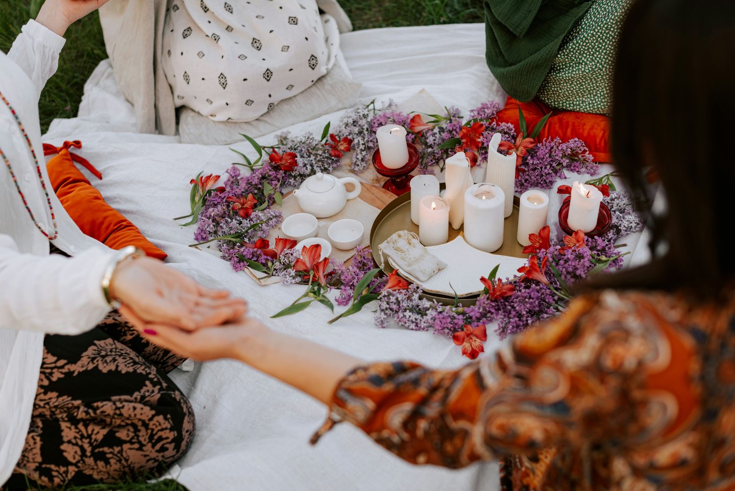 Frauen reichen sich die Hände im Kreis