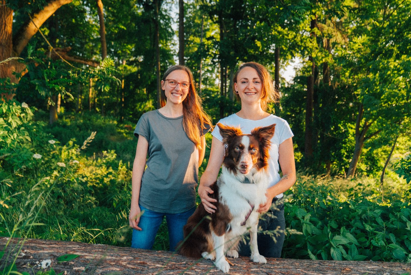 Toni und Tabea gemeinsam im Wald – naturverbundene Zusammenarbeit bei Takoda