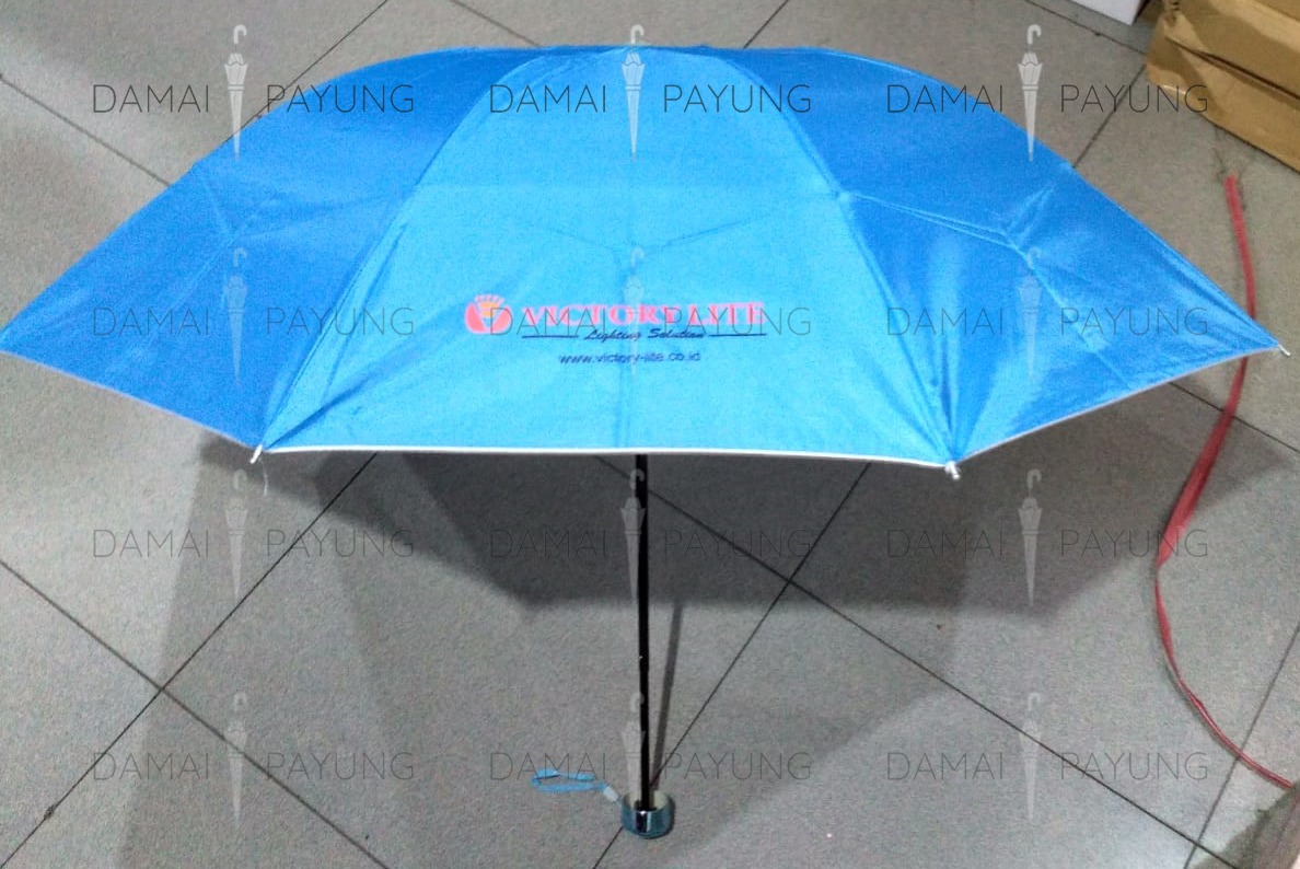 Payung promosi polos lipat biru silver Victory Lite