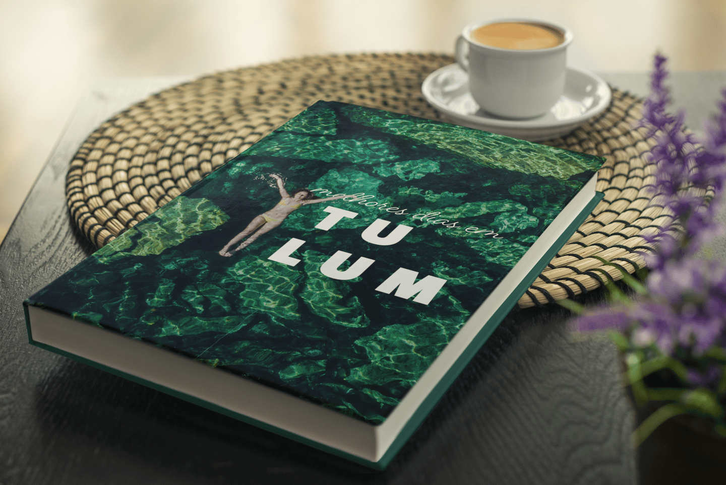 Álbum de viagem de Tulum sobre mesa de centro ao lado de xícara de café.