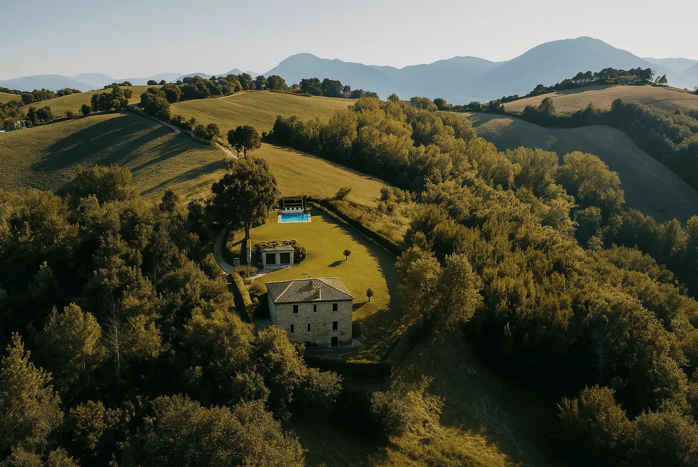 affitto villa in pietra con piscina Marche