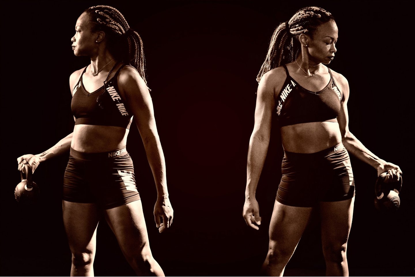 Une jeune femme porte un kettlebell
