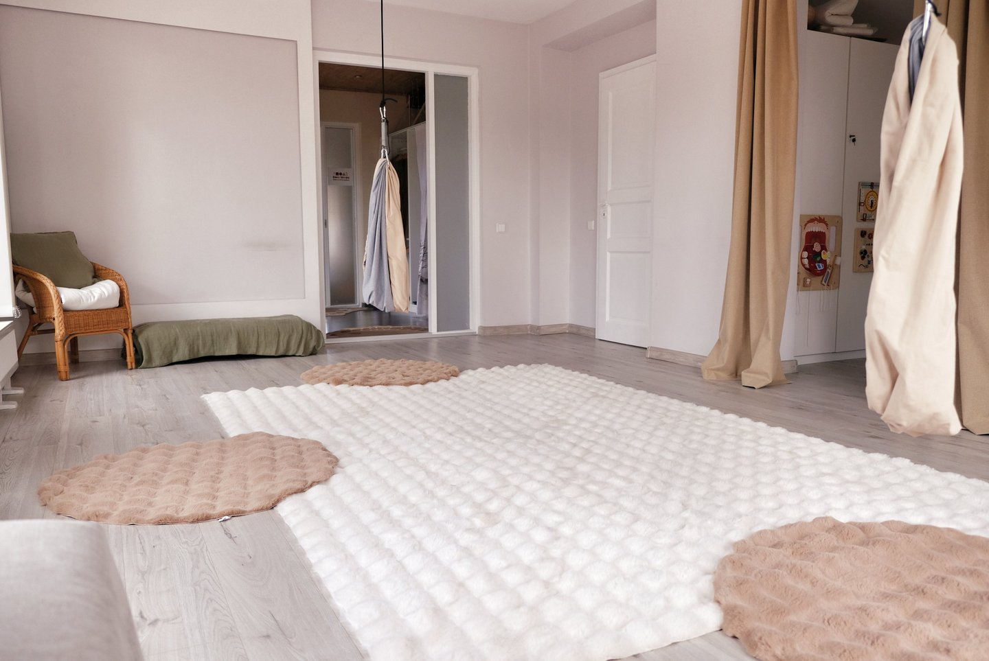 Jaukus žaidimų kambarys gimtadieniams su hamakais ir sensoriniais žaislais