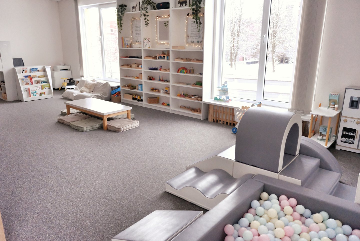 Kamuoliukų baseinas ir čiuožykla žaidimų kambaryje gimtadieniui Vilniuje