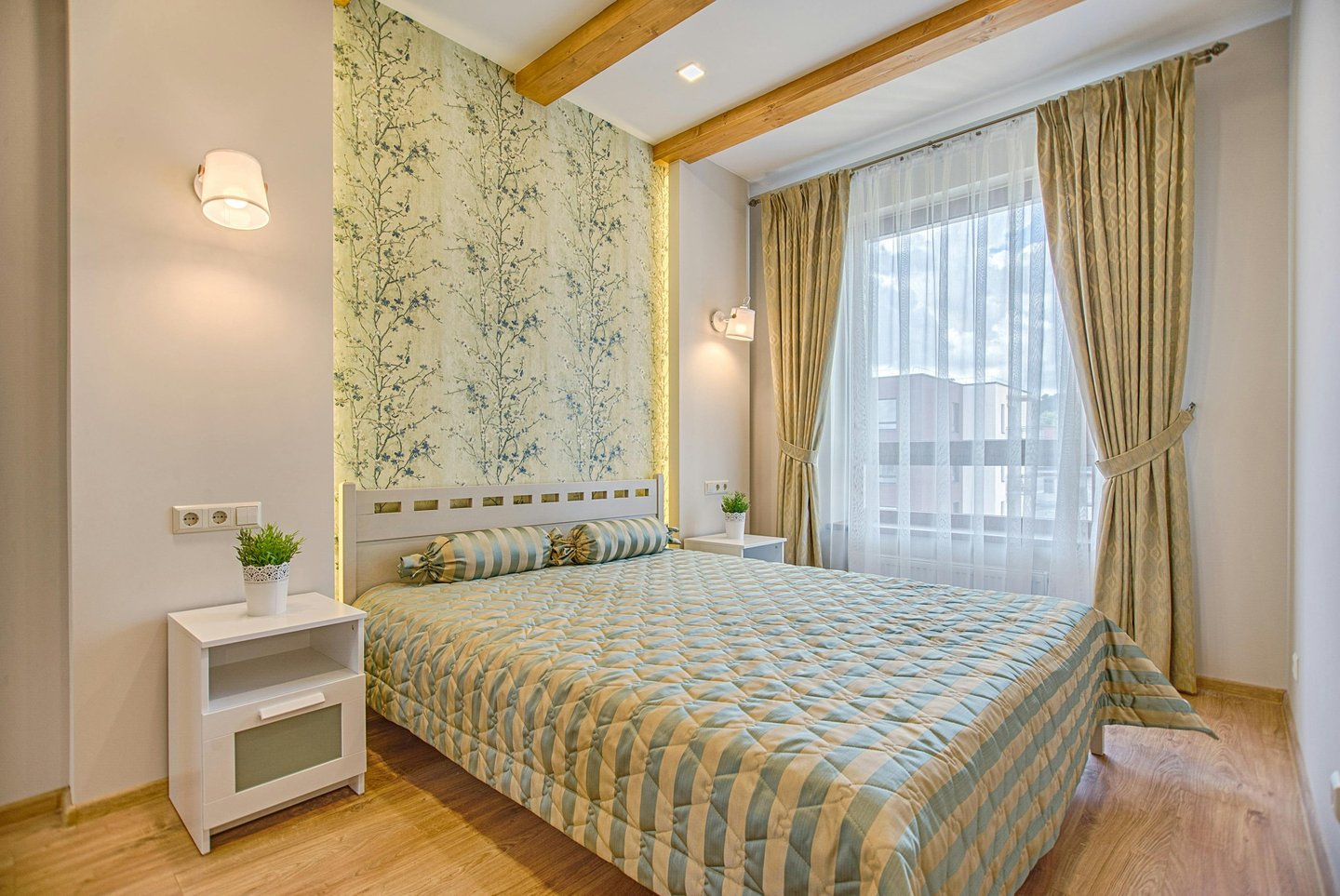 Modänes Hotelzimmer mit schickem Interieur einem Bett, Beistelltisch und hellen Vorhängen