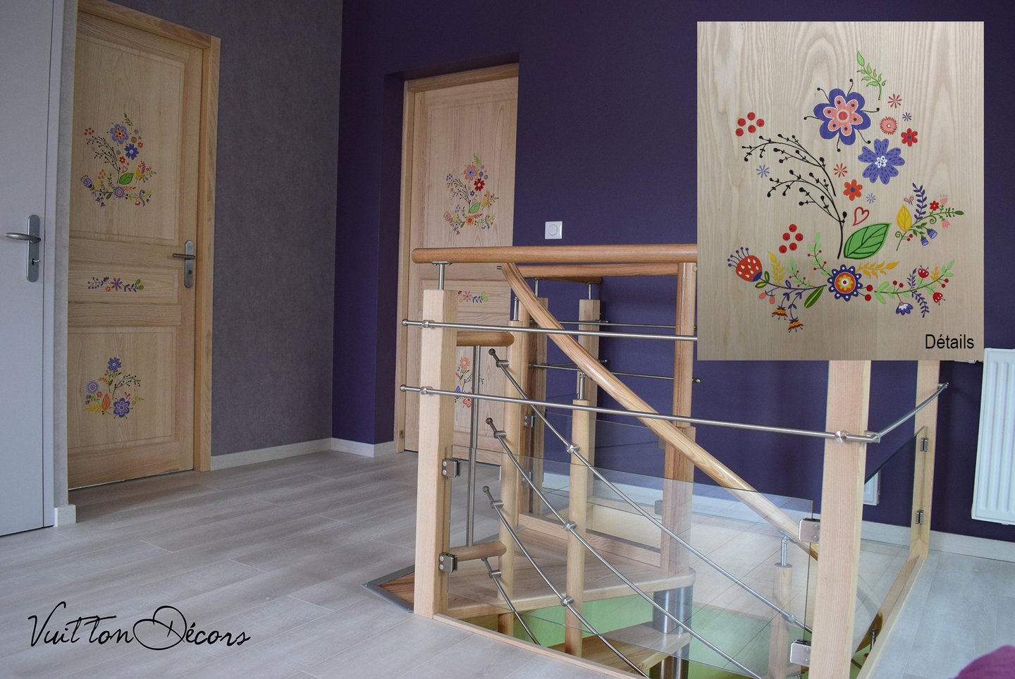 Vue d'ensemble d'un intérieur dont les portes sont décorées sur mesure avec des motifs originaux.