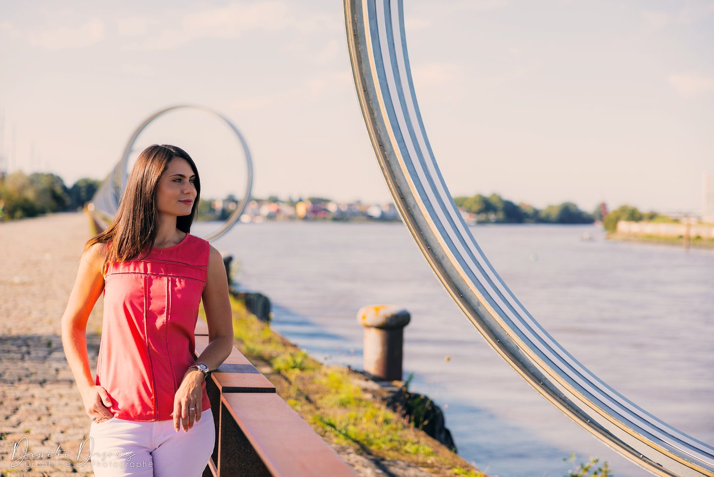 portrait d'une jeune femme à Nantes à côté des anneaux de Buren