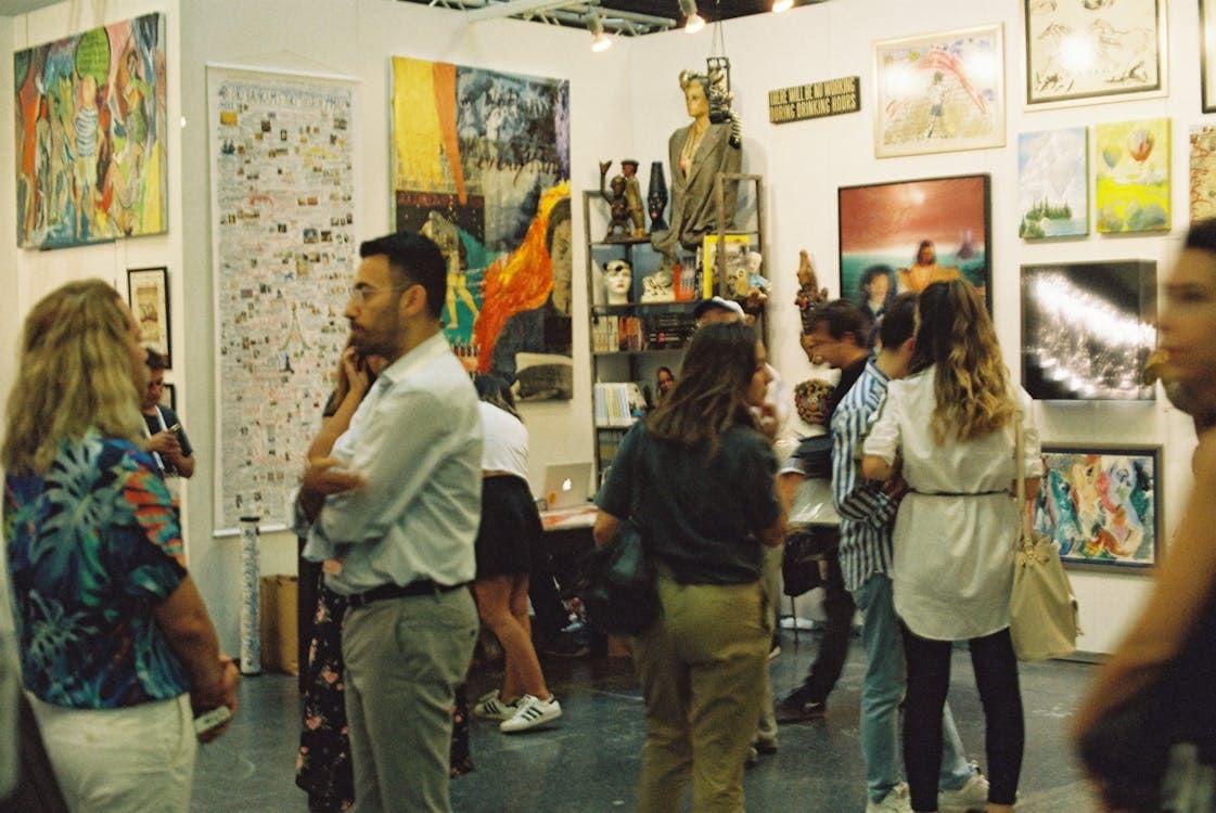 Exposição de arte contemporânea em uma galeria com curadoria especializada.
