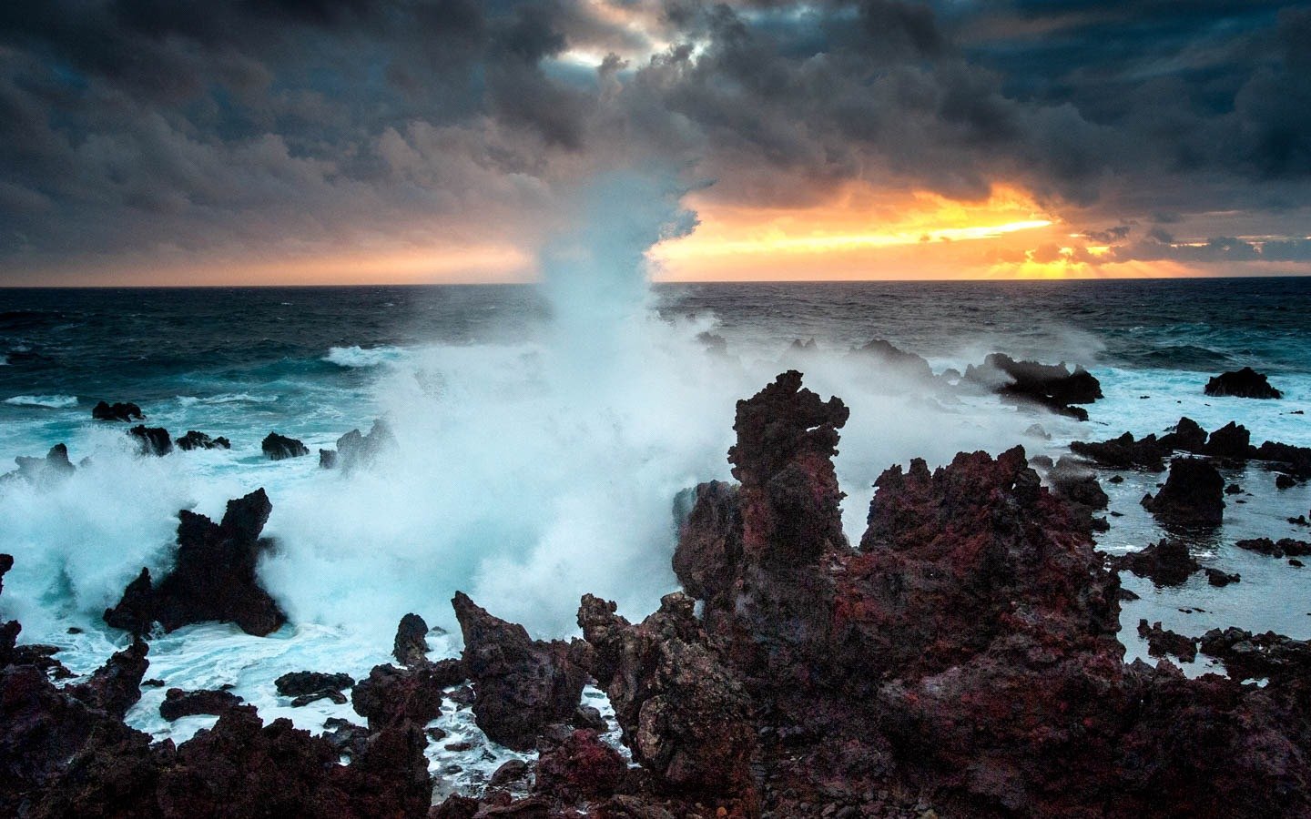Tempête au coucher su soleil sur la roche volcanique de l'ïle de Pâques au Chili