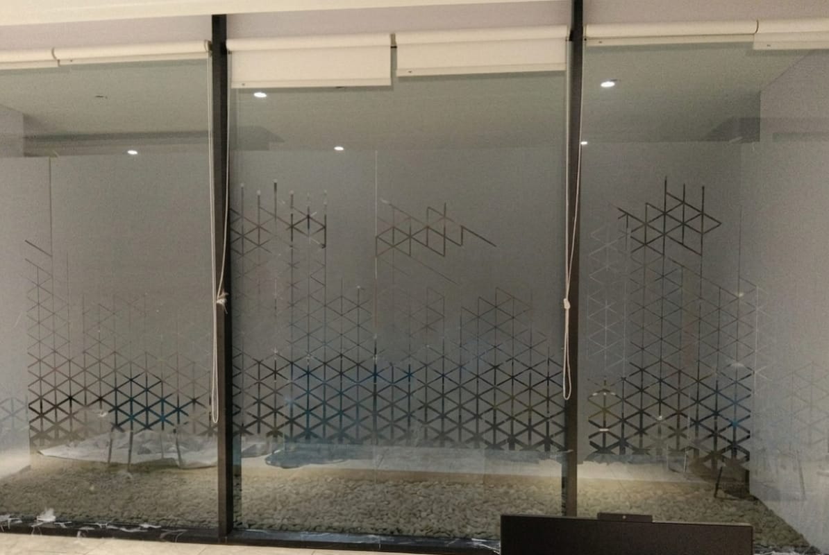 Jasa pasang sticker sandblast buram custom untuk interior kantor pemasaran di wilayah Cibubur.
