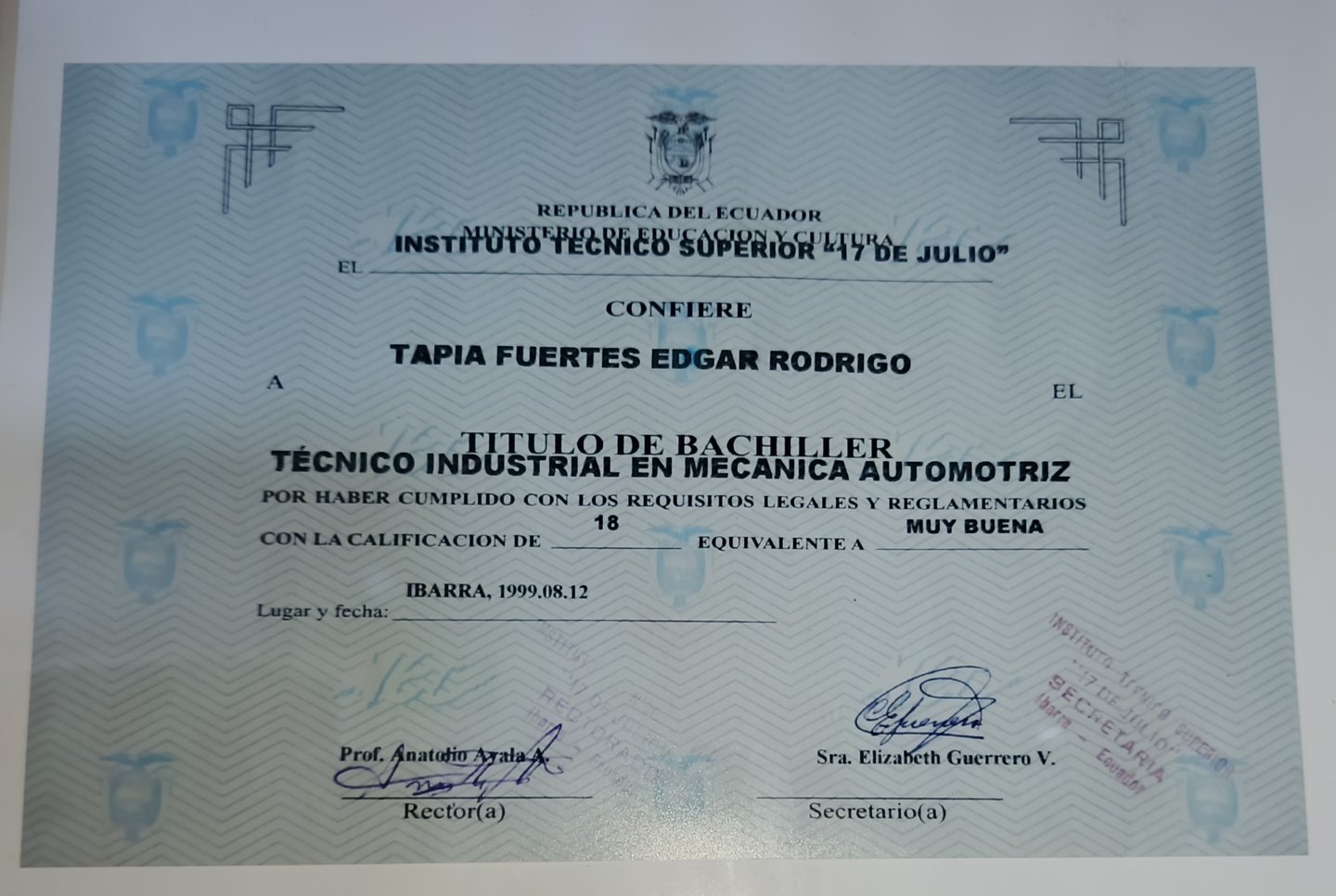 Título técnico en Mecánica Automotriz otorgado a Edgar Rodrigo Tapia Fuertes por el Instituto Técnico Superior 17 de Julio.