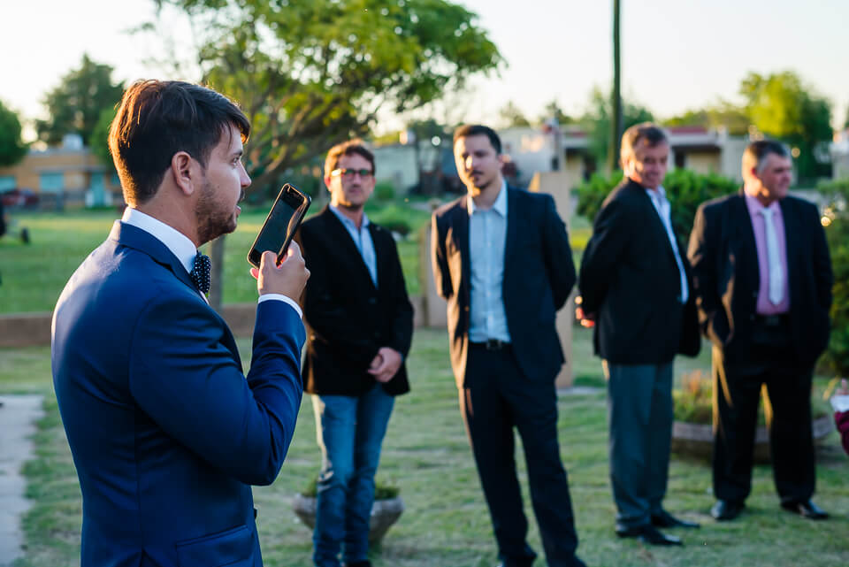 novio hablando por telefono