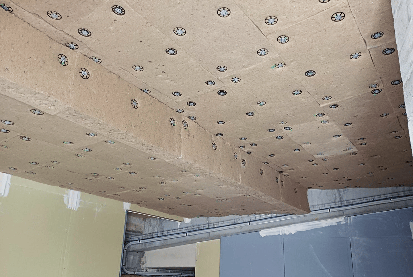 alt="Isolation en sous-face de plancher avec panneaux REVIVER sur le chantier NAOW à Nantes Nord"
