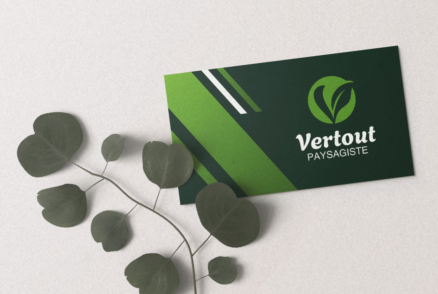 Carte de visite de paysagiste arborant un logo de feuille verte.